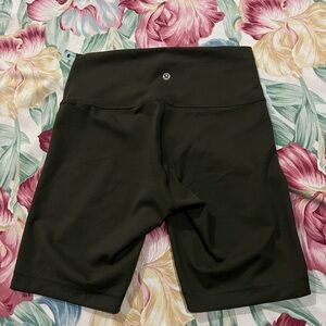 lululemon olive green bikers <3